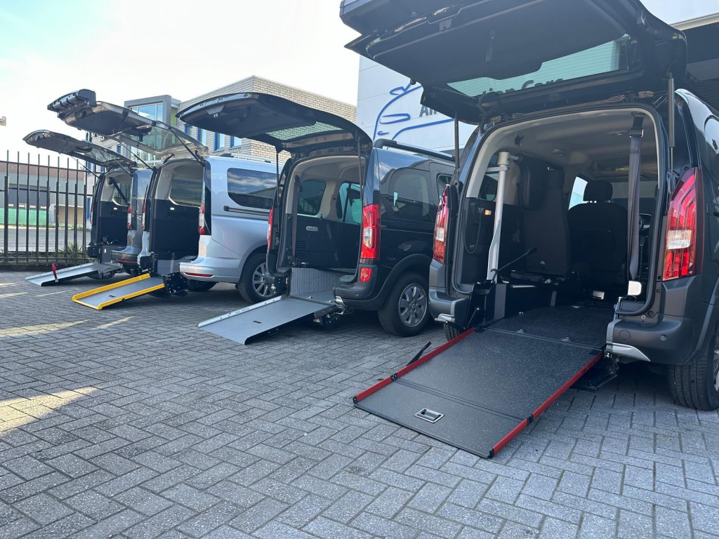 Ford Tourneo Connect Rolstoelauto 3+1 of 5+0 - Bodemverlaging - Rolstoelvervoer 47788465-2.jpg | All Selection Cars